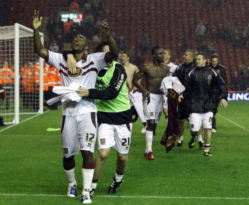 WTT总决赛：王楚钦／孙颖莎战胜印度组合，收获赛事开门红（WTT总决赛首战告捷：王楚钦／孙颖莎击败印度组合）