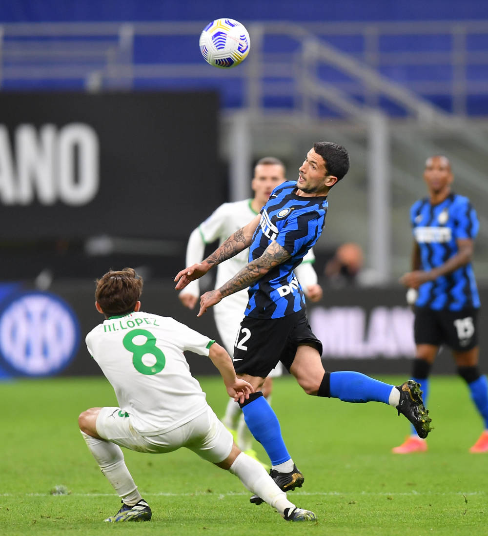 阿尔维斯再度现身宗教场合，拿起麦克风向信徒们传教（阿尔维斯再现宗教活动现场，手持麦克风向教众布道）